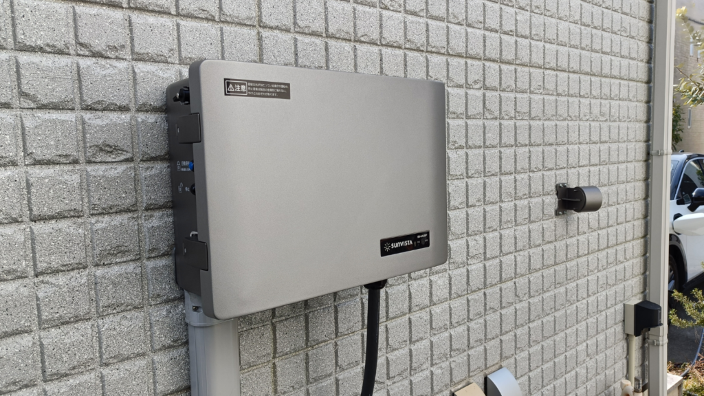 住宅外壁に設置されたV2H本体。屋外設置型パワーコンディショナ