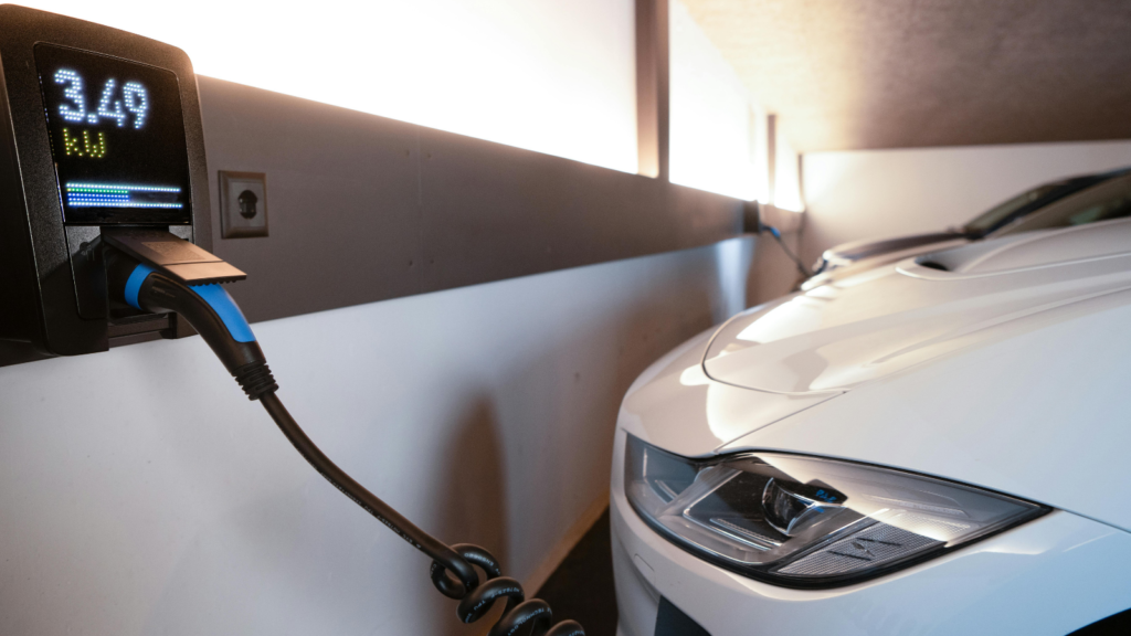 EVとV2Hを組み合わせて家庭へ電気を供給するイメージ図