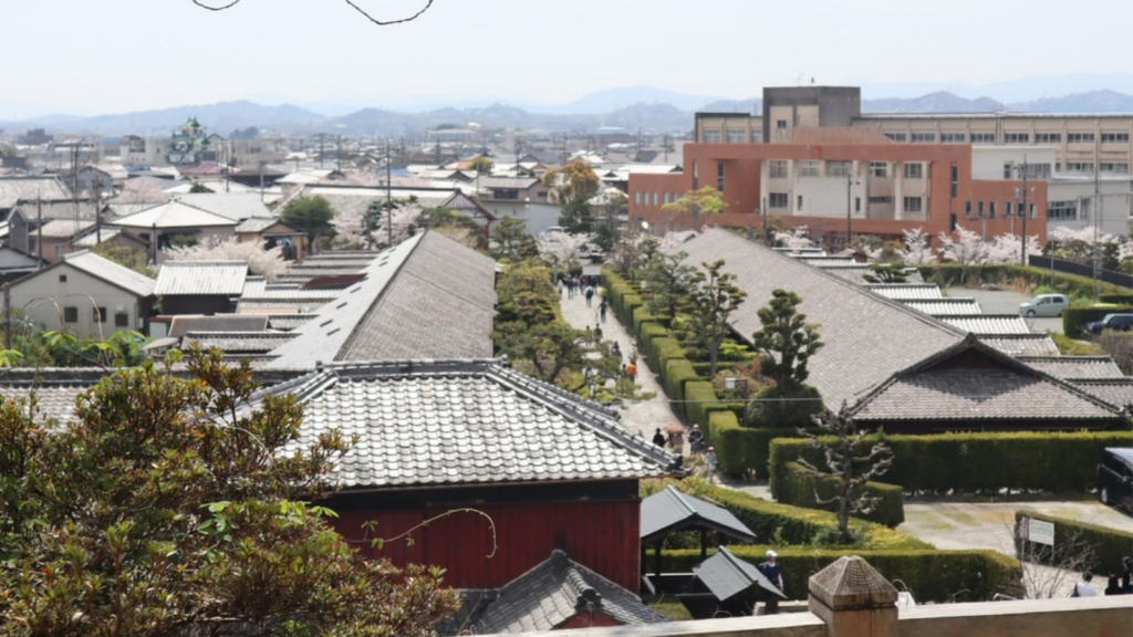 松阪市の住宅地と屋根に設置された太陽光発電。家庭から始まるゼロカーボンのイメージ